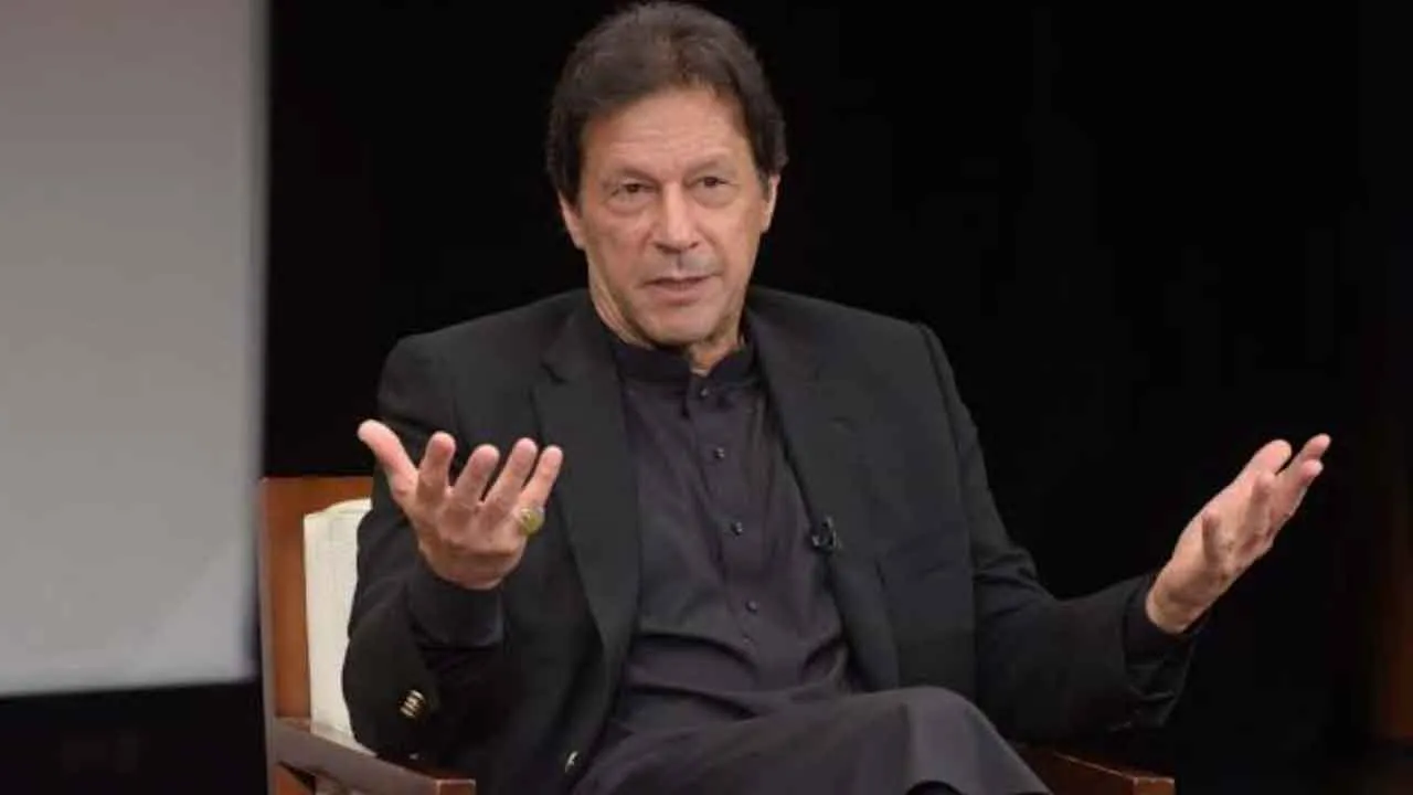 Pakistan: पाकिस्तान के पूर्व PM इमरान खान व पत्नी बुशरा बीबी को 17 साल की जेल