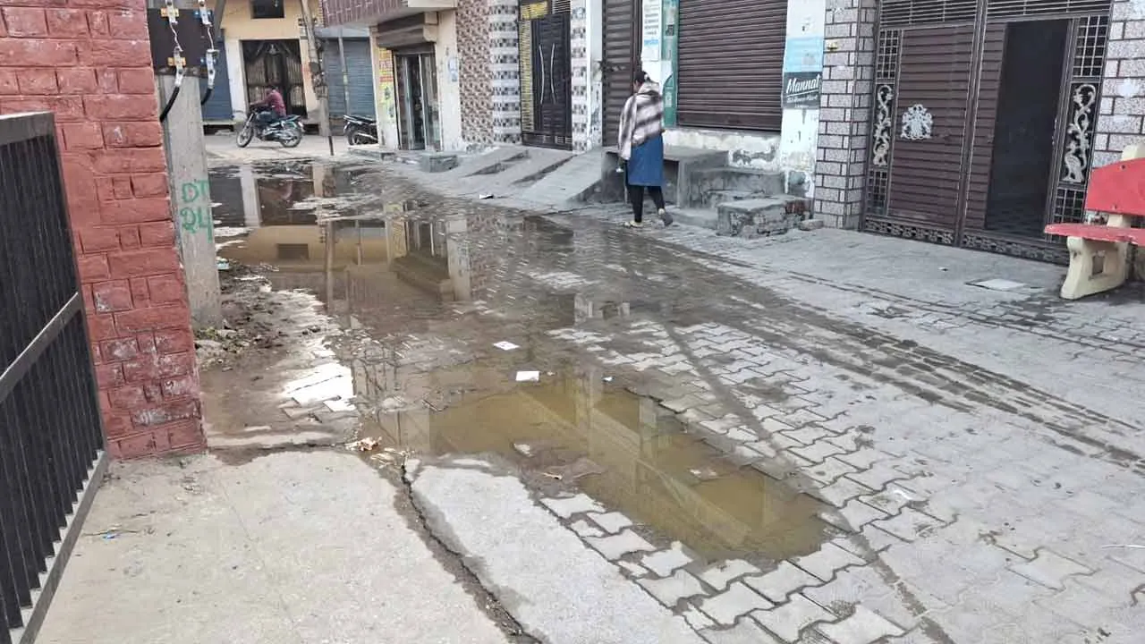 बस स्टैंड के साथ लगती गली में सीवरेज लीकेज से लोग परेशान