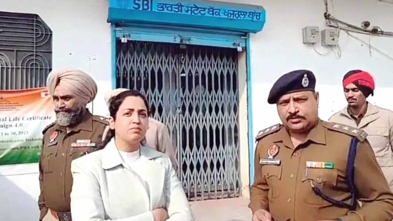 बिना सुरक्षा के एसबीआई एटीएम, हथियारबंद लुटेरों की बेखौफ लूट