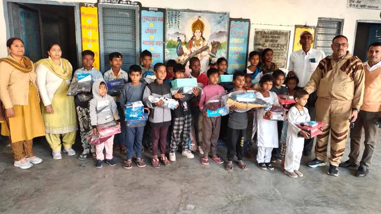 Welfare Works: जींद की साध संगत के 134 वे मानवता भलाई कार्य के तहत बच्चों को कपड़े व जूते व स्टेशनरी वितरित किए