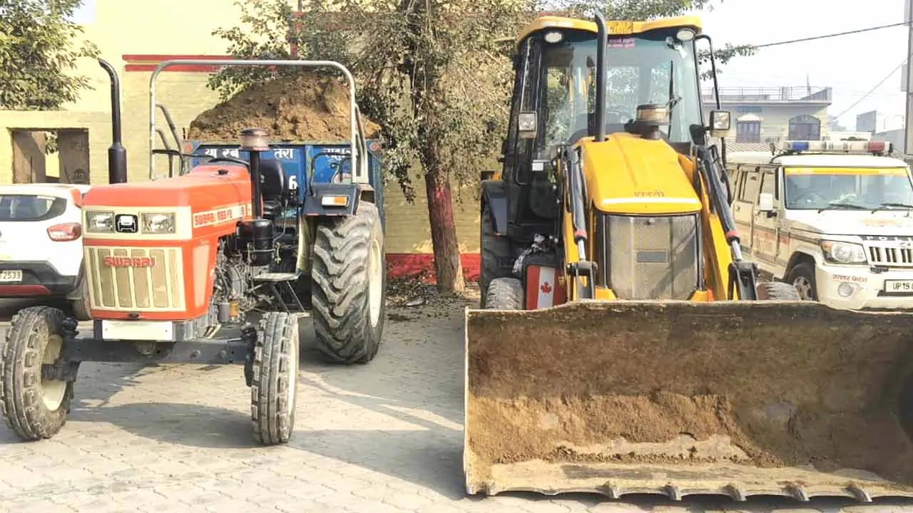 अवैध मिट्टी खनन में लिप्त दो ट्रैक्टर-ट्राली व जेसीबी मशीन जब्त
