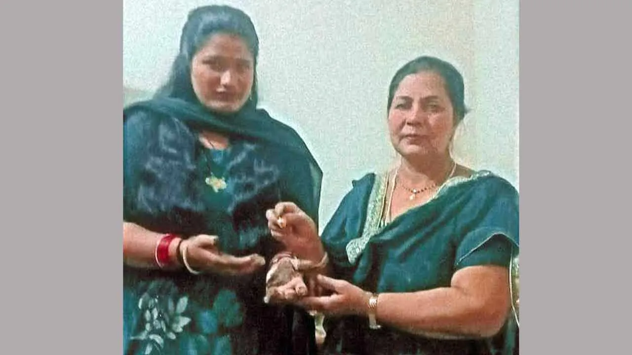 Honesty: गुम हुई सोने की अंगूठी बहन राजेश देवी ने लौटाकर दिखाई ईमानदारी