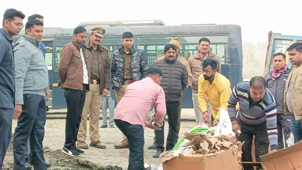 जब्त किए गए अवैध पटाखों को यमुना नदी के किनारे किया नष्ट