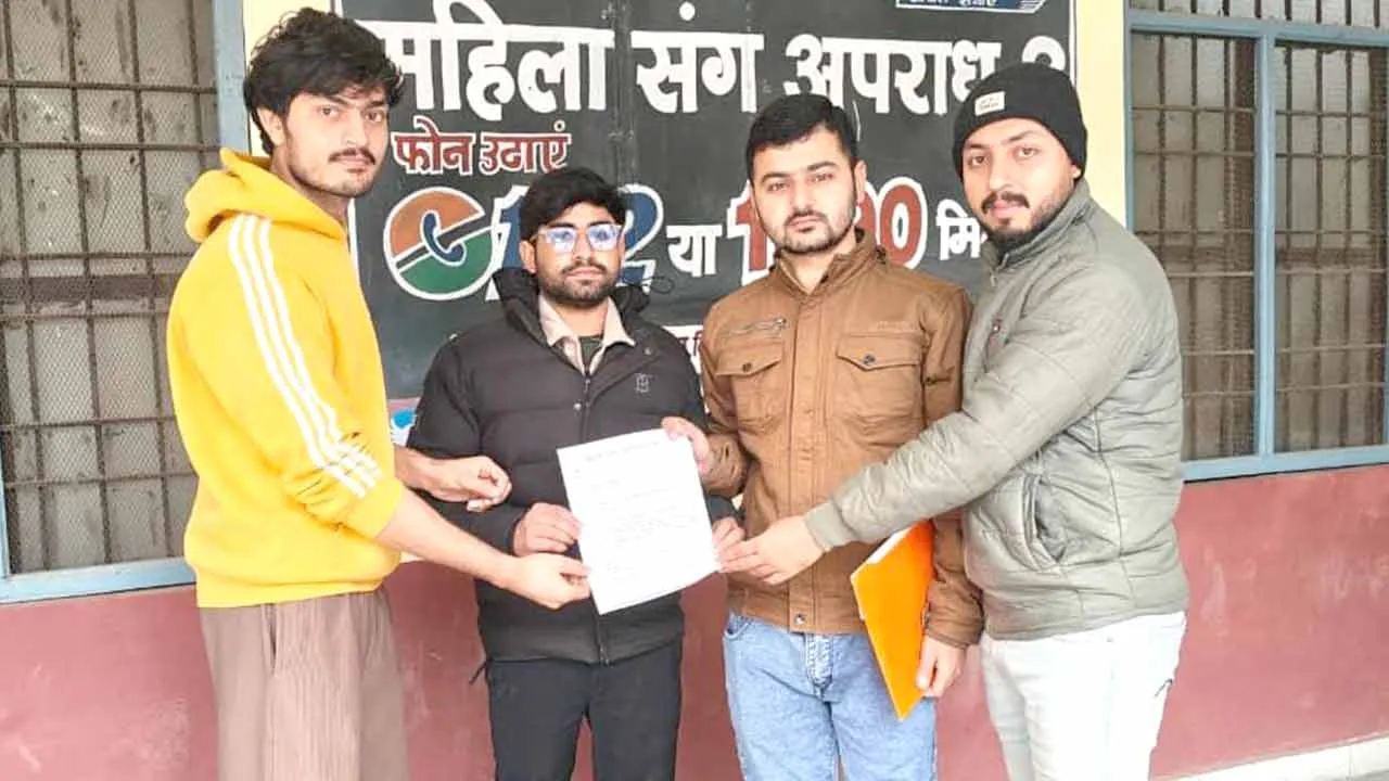 विभिन्न मार्गों पर लगे संकेतक बोर्डों को दुरुस्त कराए जाने की मांग, सौंपा पत्र
