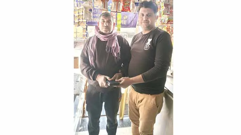 ईमानदारी की मिसाल: डेरा प्रेमी ने सड़क पर मिला मोबाइल असली मालिक को लौटाया