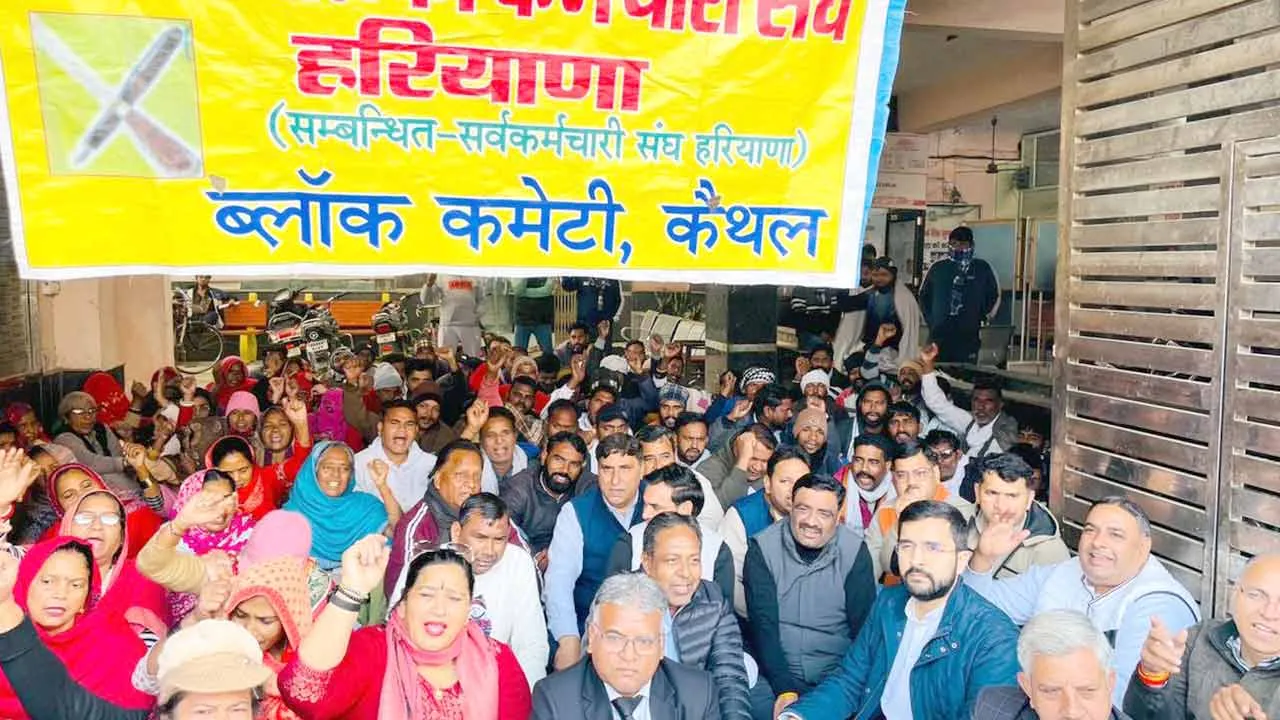 सफाईकर्मियों ने लंबित मांगों को लेकर किया धरना-प्रदर्शन, विधायक आदित्य सुरजेवाला ने भी लिया धरने में हिस्सा