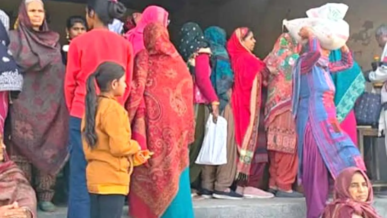 BPL Families: बीपीएल परिवारों को राशन के लिए तीन-तीन बार काटने पड़ रहे डिपो के चक्कर