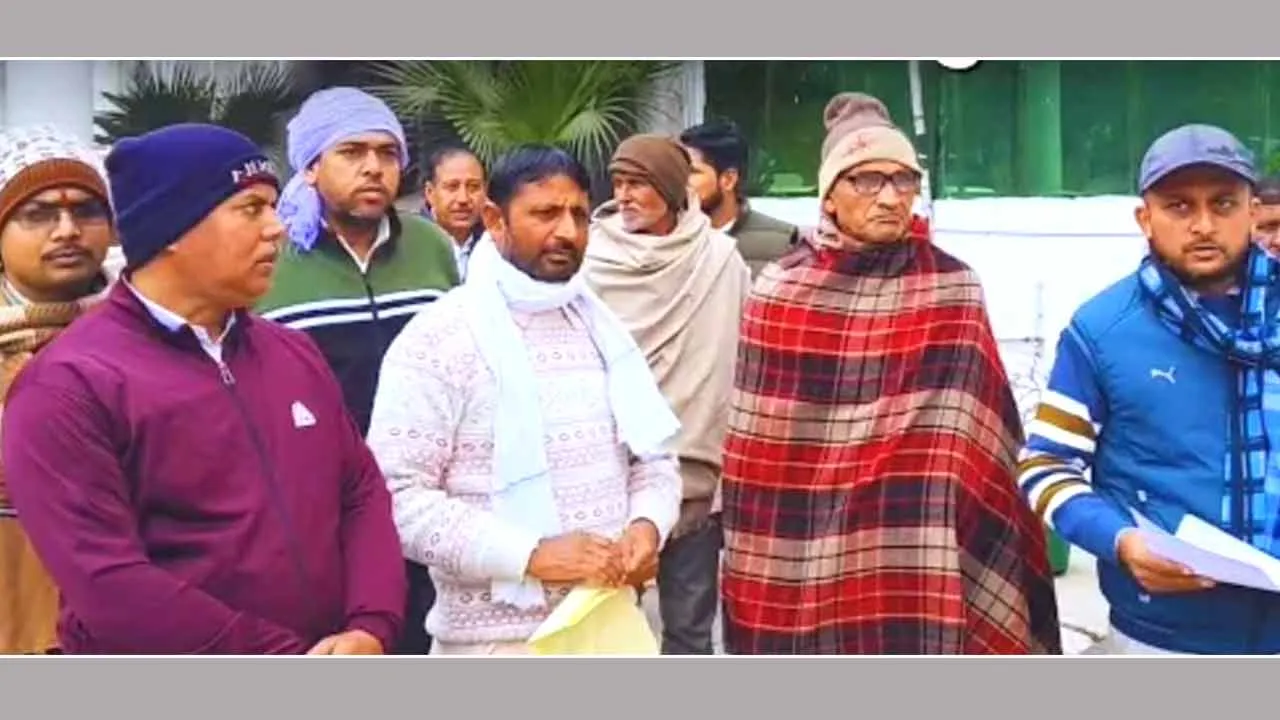 गली में अनियमिताओं की शिकायत लेकर डीसी से मिलने पहुंचे पबनावा के ग्रामीण