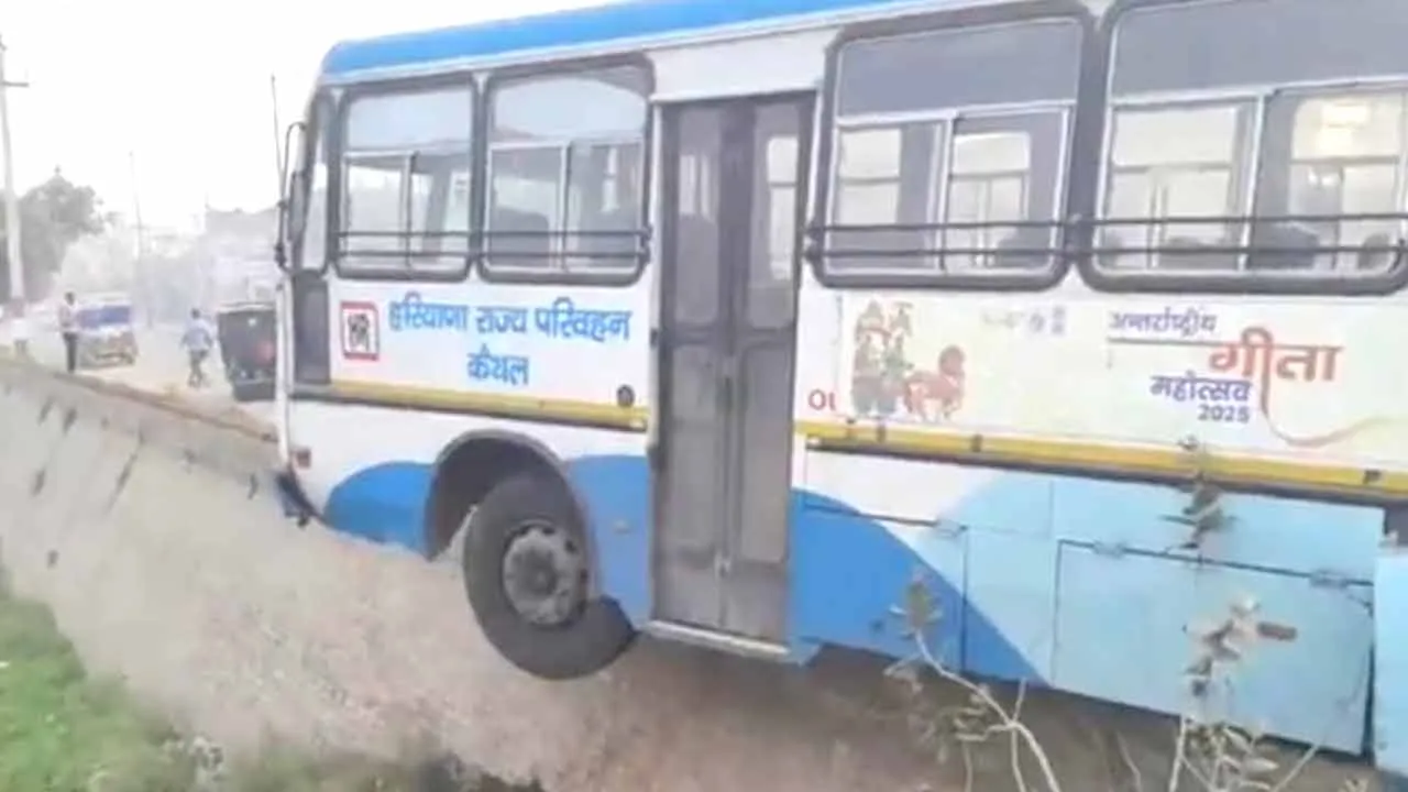 Roadways Bus: बुजुर्ग को बचाने के चक्कर में तालाब की दीवार पर जा चढ़ी रोड़वेज बस, बड़ा हादसा टला
