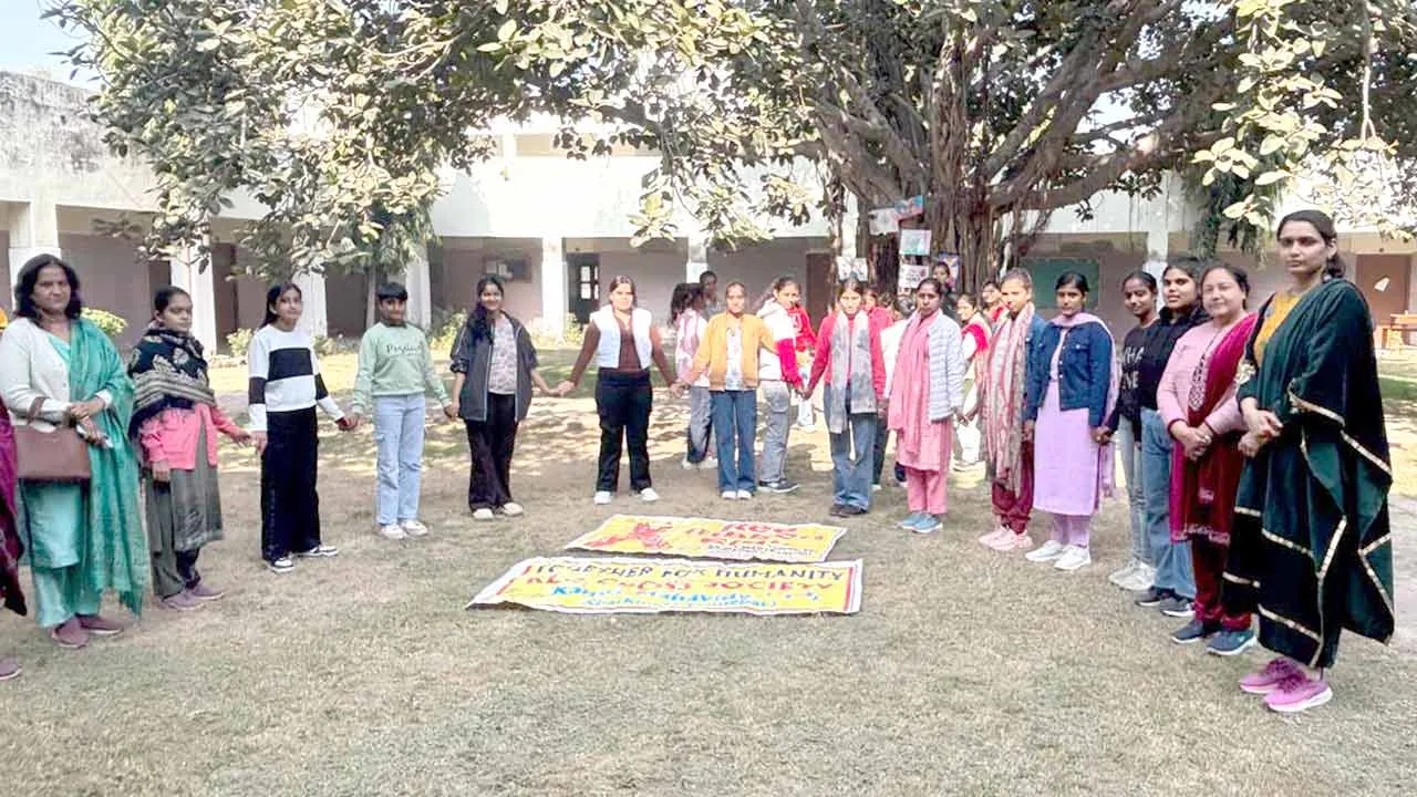 मानव श्रृंखला बनाकर एड्स के प्रति किया जागरूक