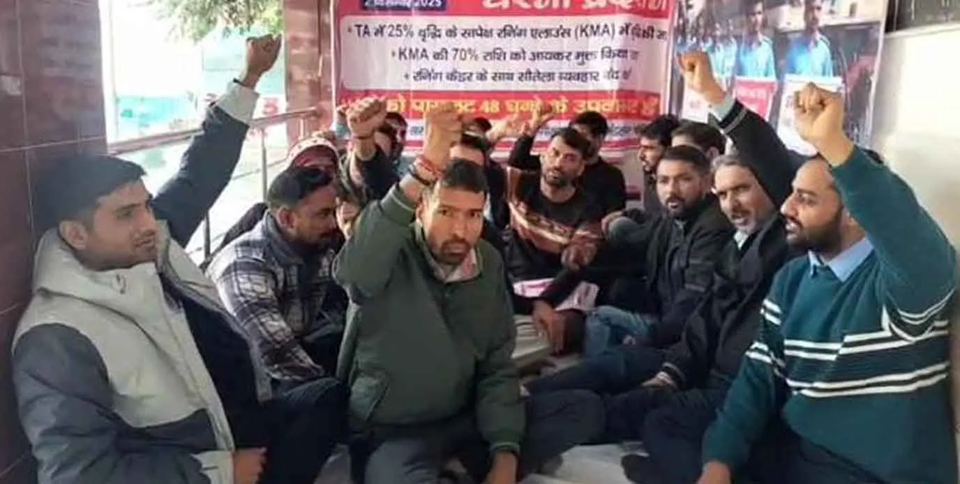 Loco pilots Protests: लोको पायलट 48 घंटे की भूख हड़ताल पर, रेलवे स्टेशन परिसर में किया धरना-प्रदर्शन