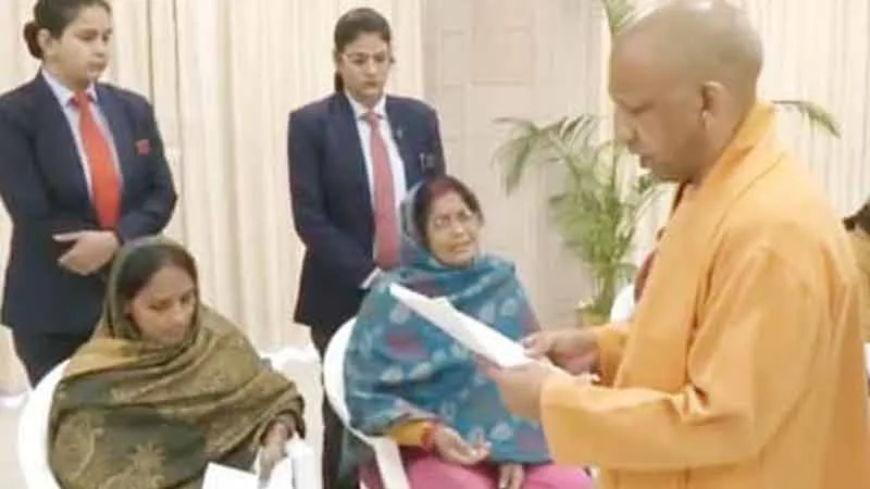 Janata Darshan: हर जरूरतमंद की सेवा ही सरकार का लक्ष्य: योगी आदित्यनाथ