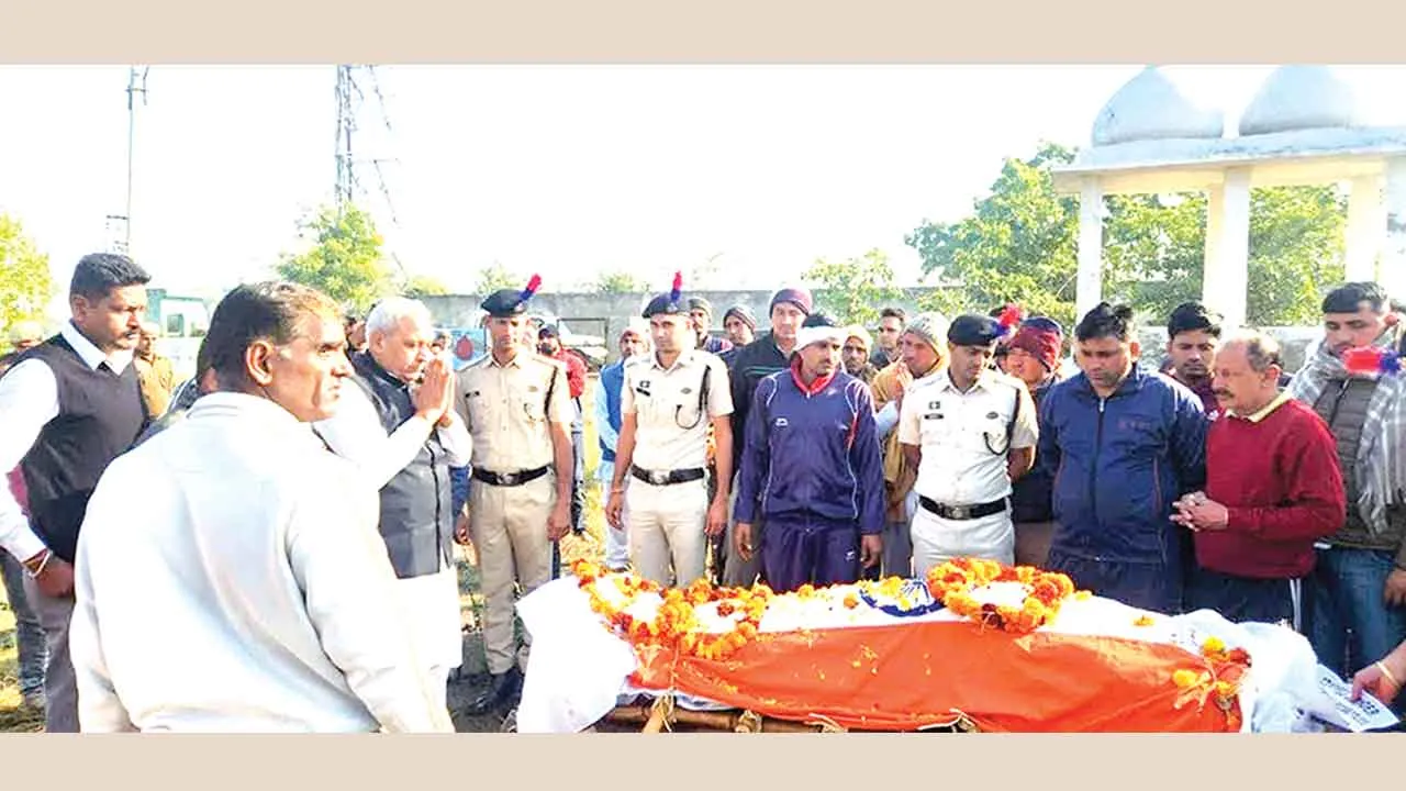 Hisar: ‘जोगिंदर कुंडू अमर रहे ’ नारों के बीच हुआ शहीद जवान का अंतिम संस्कार