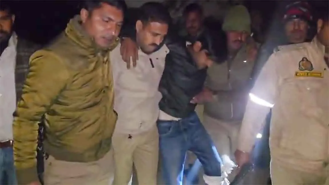Mathura Encounter: मथुरा में पुलिस मुठभेड़ में 25 हजार का इनामी गो-तस्कर धरा गया