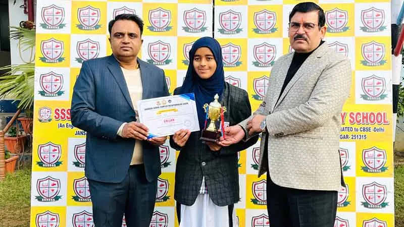 अंतर विद्यालय सुलेख प्रतियोगिता में समरीन तोमर ने किया विद्यालय का नाम रोशन