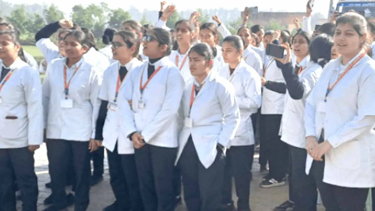 नारनौंद में धरनारत छात्राओं और पुलिस में झड़प, नर्सिंग कॉलेज मामला गरमाया