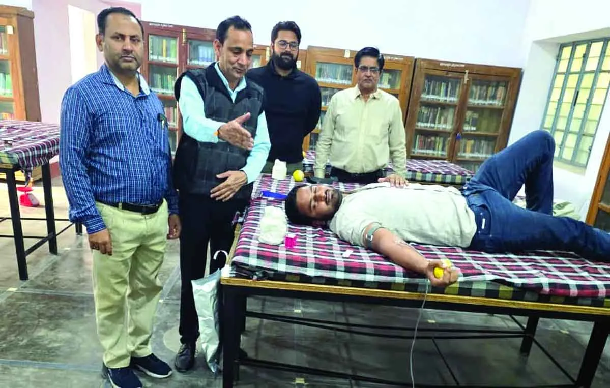 Blood Donation Camp: रक्तदान शिविर में की सहभागिता