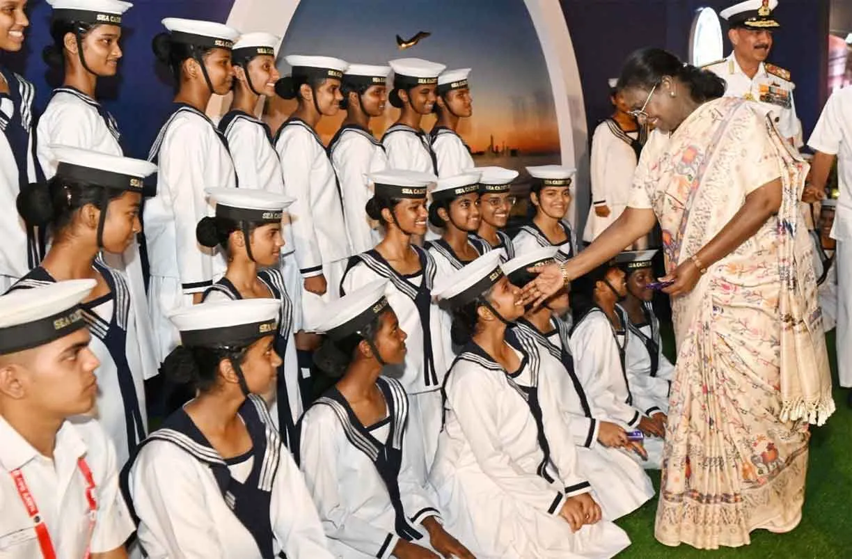 Indian Navy Day: भारतीय नौसेना ने दिखाई शक्तिशाली समुद्री ताक़त, राष्ट्रपति व उपराष्ट्रपति ने दी नौसेना दिवस की शुभकामनाएँ
