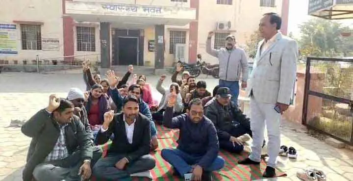 नर्सिंग कर्मियों ने द्वेषतापूर्वक कार्य व्यवस्था में लगवाने का लगाया आरोप
