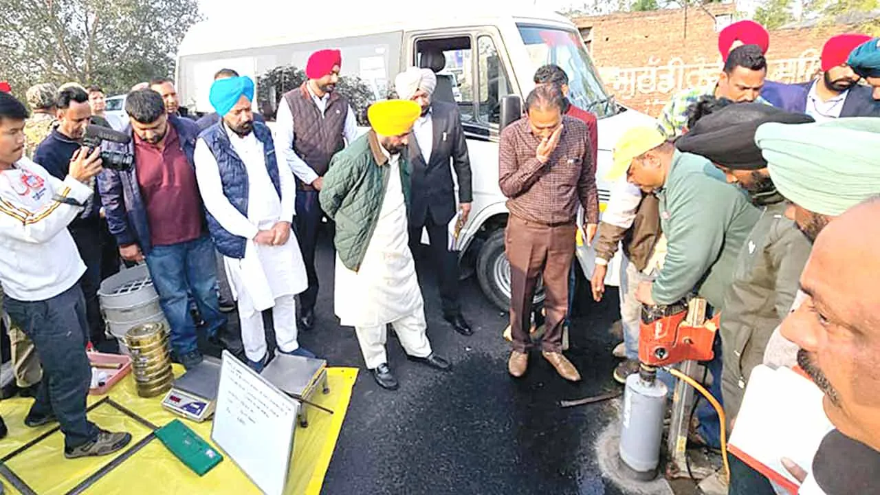 CM Bhagwant Mann: मुख्यमंत्री मान ने सड़क निर्माण में गड़बड़ी पकड़ी, ठेकेदार को नोटिस