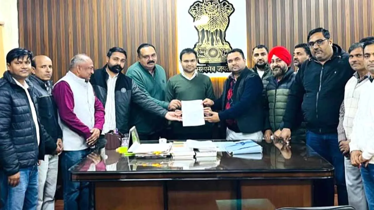 पटवार एवं कानूनगो एसोसिएशन ने अपनी मांगों को लेकर उठाई आवाज, उपायुक्त महोदय के माध्यम से मुख्यमंत्री के नाम ज्ञापन सौंपा