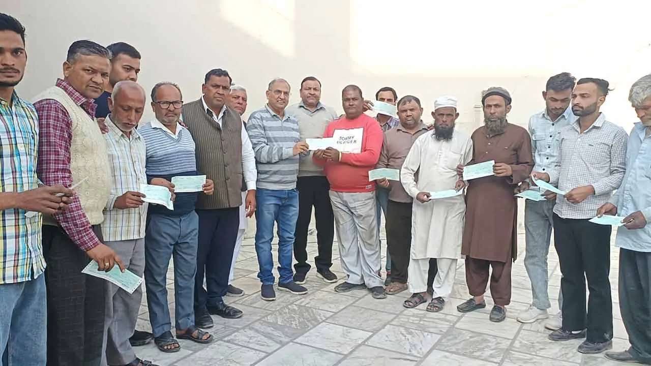 कृषि मंत्री श्याम राणा के निजी कोटे से 12 दुकानदारों को 2 लाख की सहायता, एडवोकेट मुकेश गर्ग ने किए चेक वितरित