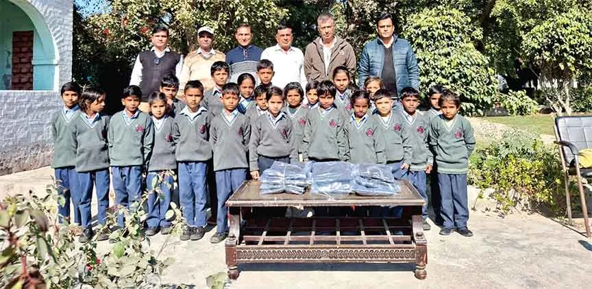 Welfare Work: जरूरतमंद बच्चों को सर्दियों से बचाने का भरसक प्रयास, जर्सियां की वितरित