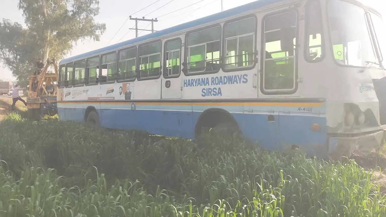 Haryana Roadways News: रोडवेज बस में ड्राइवर-कंडक्टर में झगड़ा, दड़बा कलां के पास खाई में उतरी बस