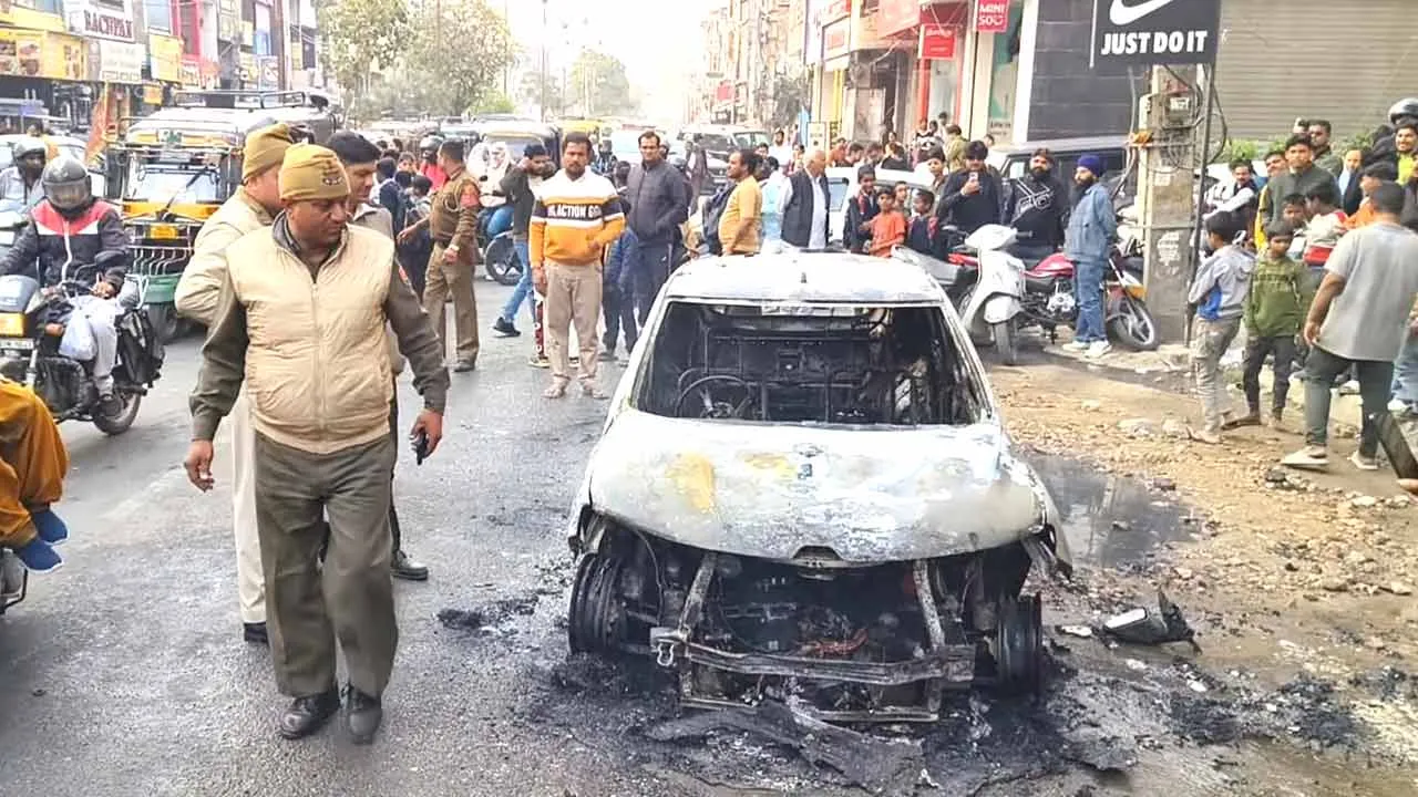 डी पार्क पर चलती गाड़ी में लगी भयंकर आग, चालक ने कूद कर बचाई अपनी जान