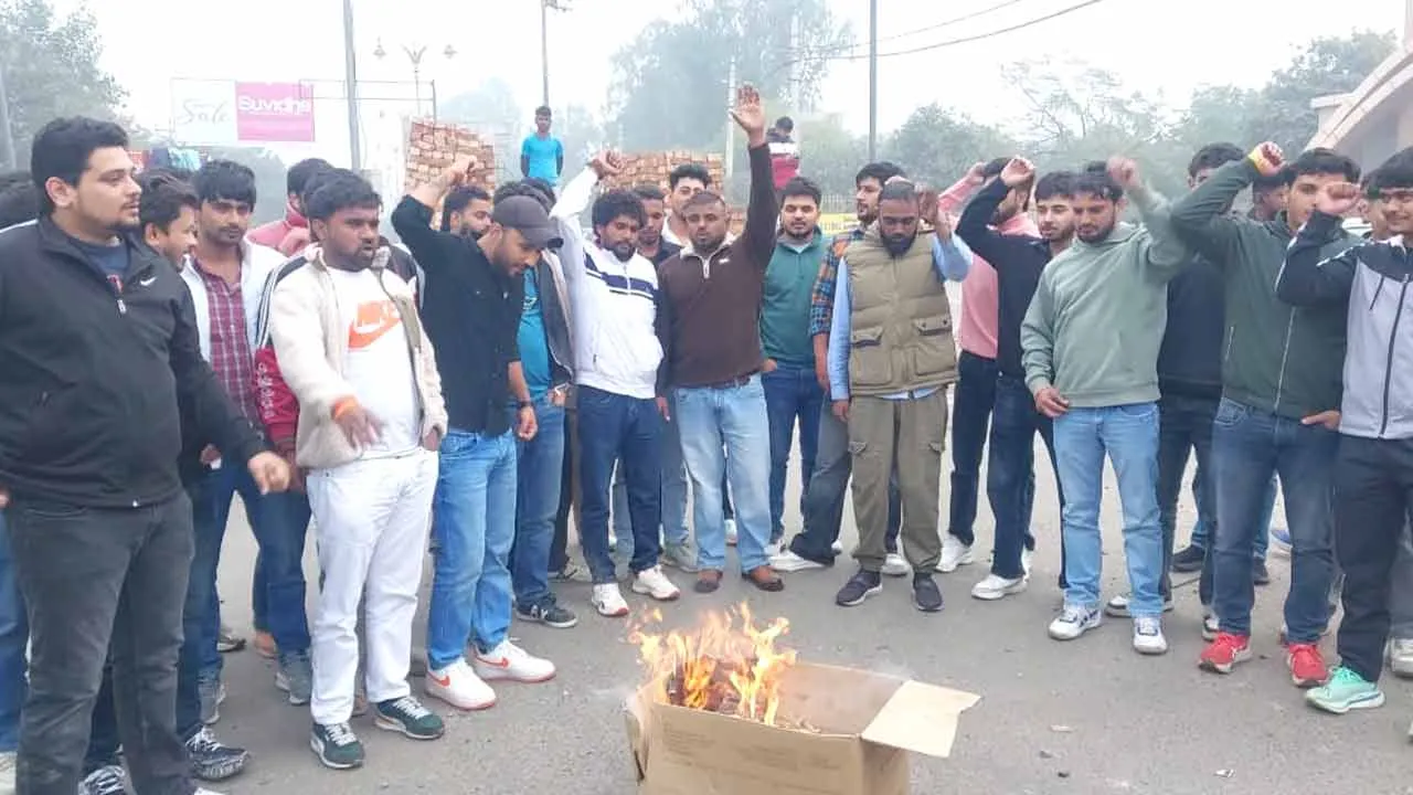छात्र संगठनों ने कुलपति को हटाने की मांग को लेकर किया विरोध प्रदर्शन, फूंका पुतला