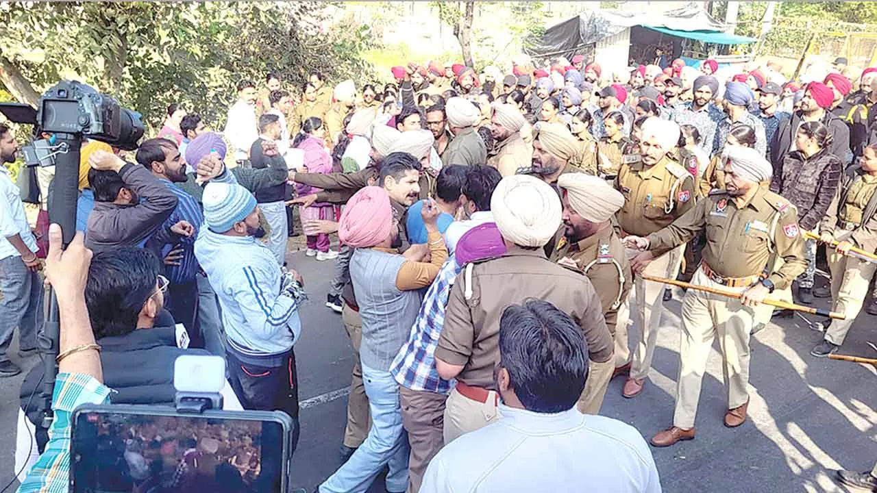 मुख्यमंत्री भगवंत मान की कोठी के बाहर बेरोजगारों और पुलिस में धक्का-मुक्की