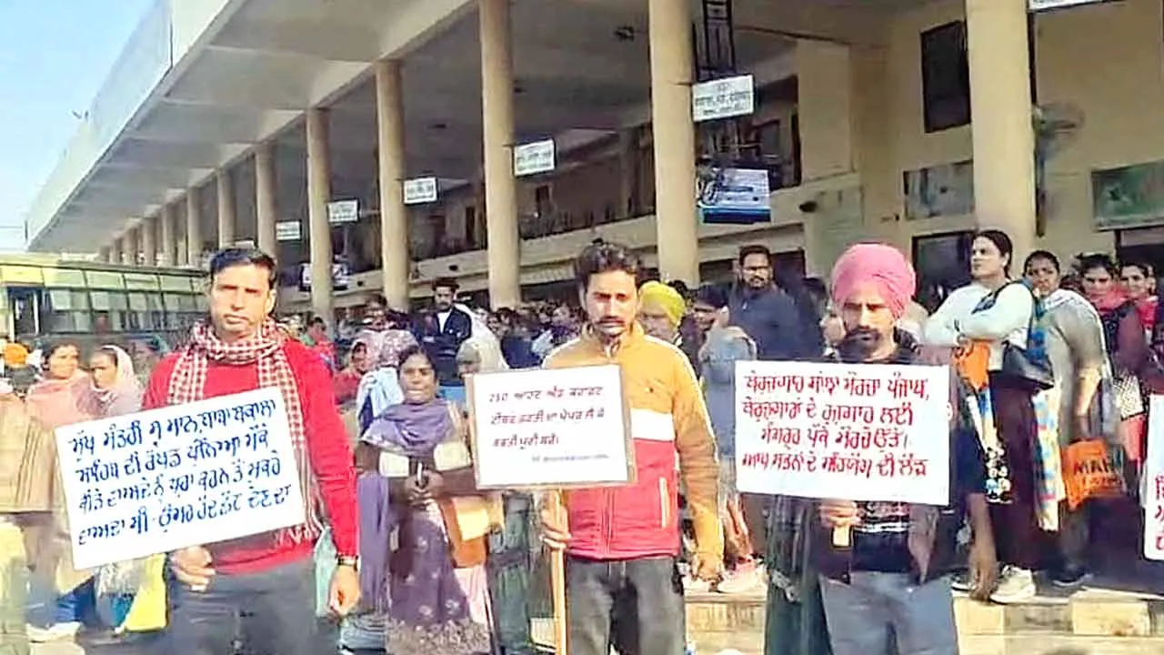 बेरोजगारों ने अनोखे ढंग से किया सरकार के खिलाफ प्रदर्शन
