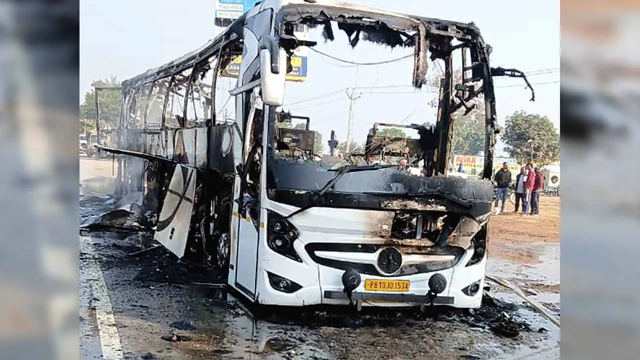Bus Fire News: चंडीगढ़ जा रही बस में लगी आग, बाल-बाल बचे दर्जनों यात्री