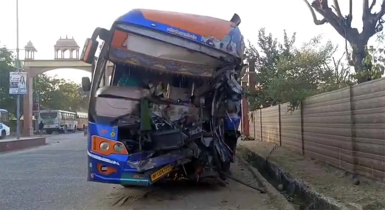 Sikar Bus Accident: स्लीपर बस और ट्रक की जोरदार टक्कर, 4 ने मौके पर ही तोड़ा दम, 28 से अधिक घायल