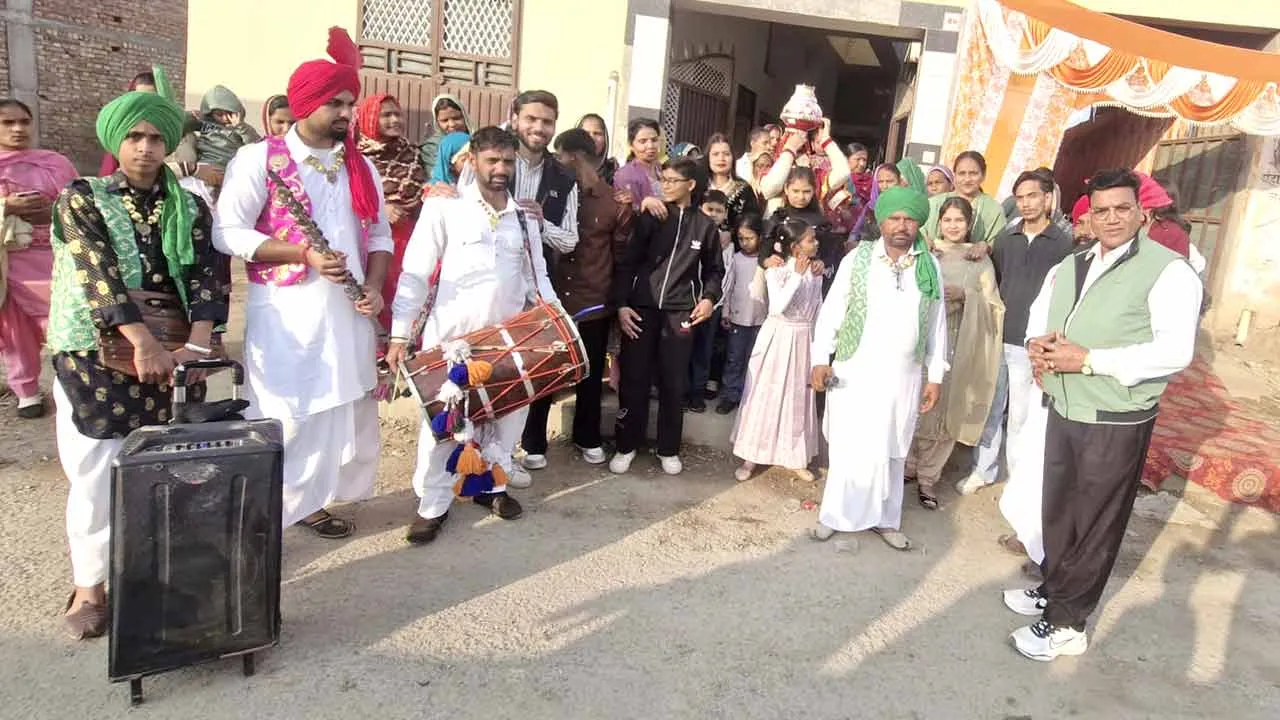 Kuan Poojan: समाज की बदल रही सोच, बेटों के समान बेटियों के जन्म पर मनाई जा रही खुशी