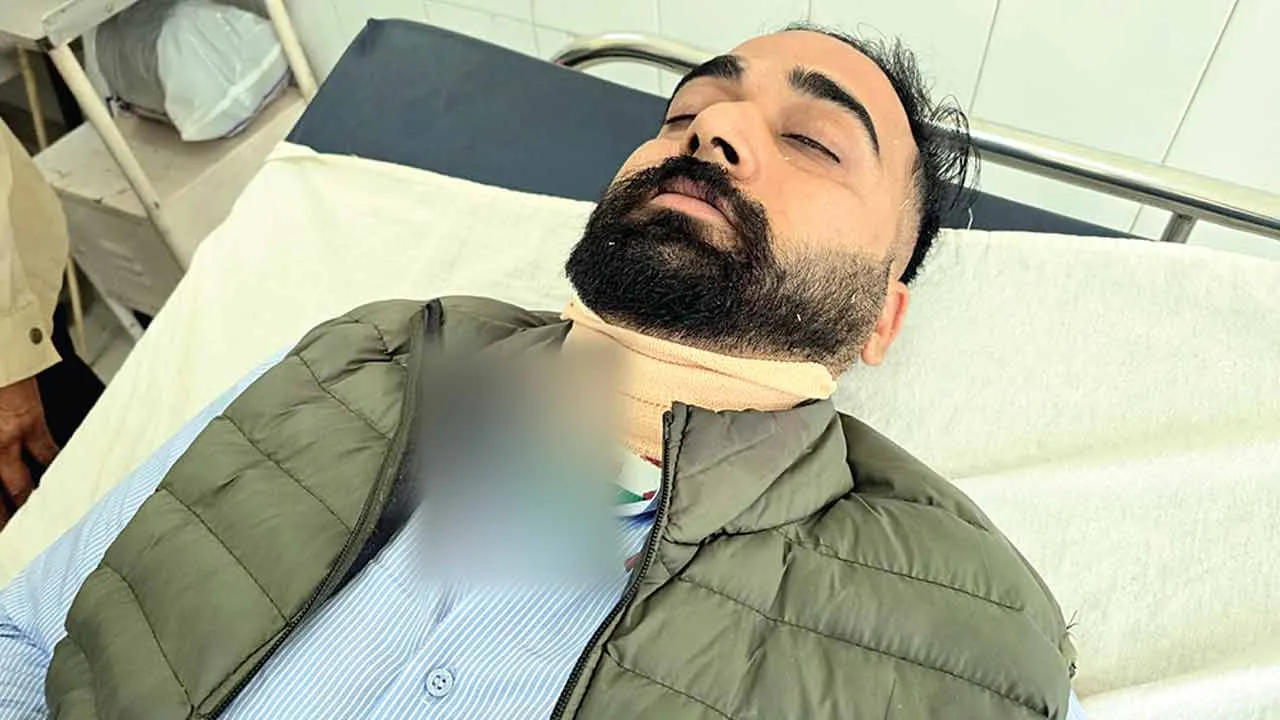 युवक के गले में चाईना डोर फंसने से गंभीर चोट, लगे 15 टांके, किया रेफर