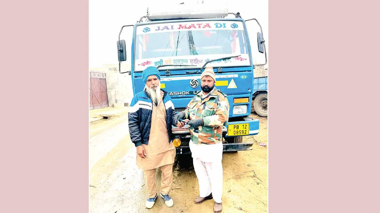 Honesty: मोबाइल वापिस कर दिया ईमानदारी का परिचय