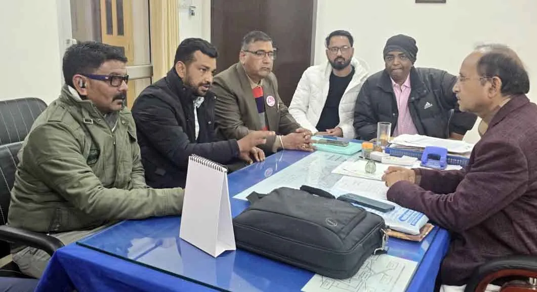 अधिशासी अभियंता पर विकेट उखाड़ने व अभद्र व्यवहार का आरोप