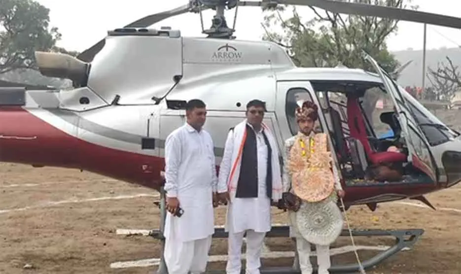 Alwar Marriage: अलवर की यह शादी बनी चर्चा का विषय! दूल्हे ने दुल्हन के घर की छत पर उतारा हेलीकॉप्टर