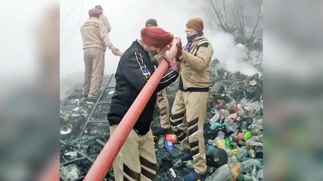 Barnala Fire: बरनाला में कबाड़ के गोदाम में लगी भीषण आग पर डेरा सच्चा सौदा के सेवादार हुए हावी