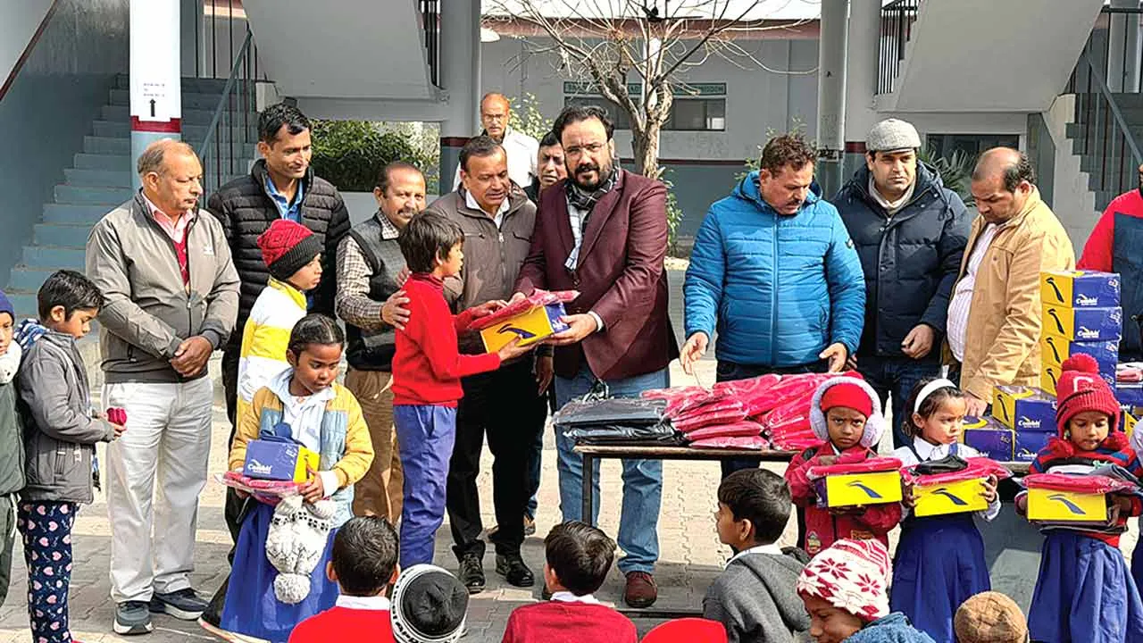 जरूरतमंद बच्चों को बांटी गई गर्म जर्सियां, जूते और जुराबें