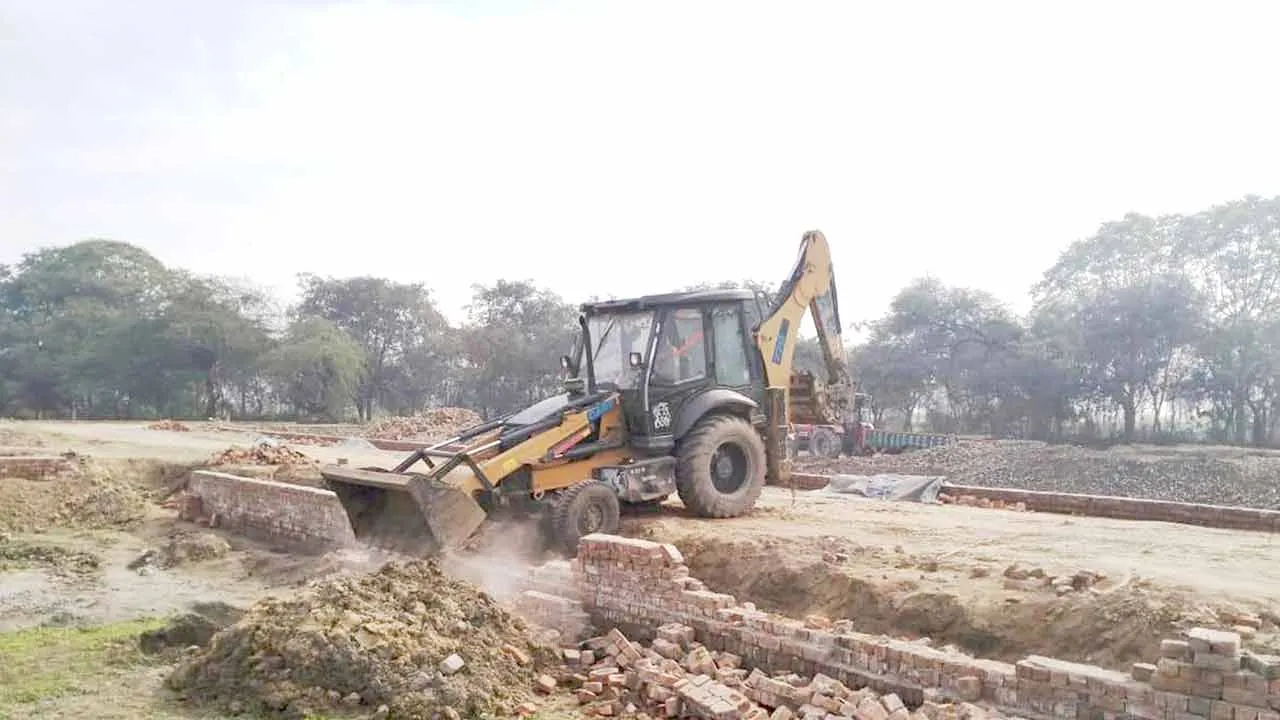 Bulldozer Action: नगर योजनाकार विभाग ने लगभग सात एकड़ में फैली अवैध कॉलोनी को तोड़ा