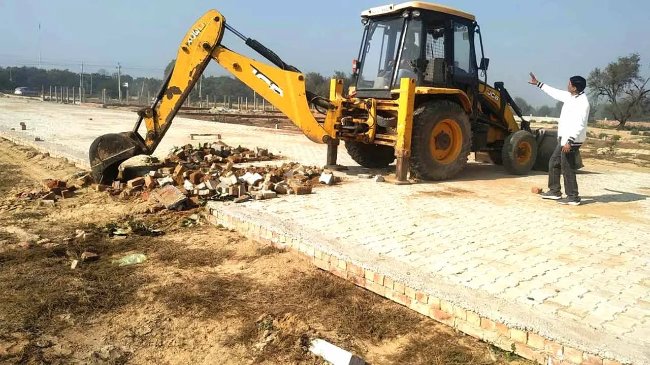 Bulldozer Action: नगर योजनाकार विभाग ने मौजा बड़वा कॉलोनी में अवैध निर्माण को तोड़ा