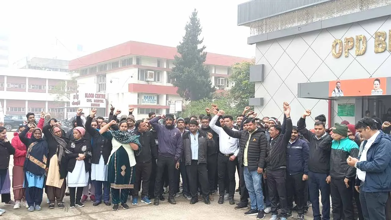 HKRN Employees: 3 महीने से वेतन न मिलने पर एचकेआरएन कर्मचारियों का हल्ला बोल, जताया रोष
