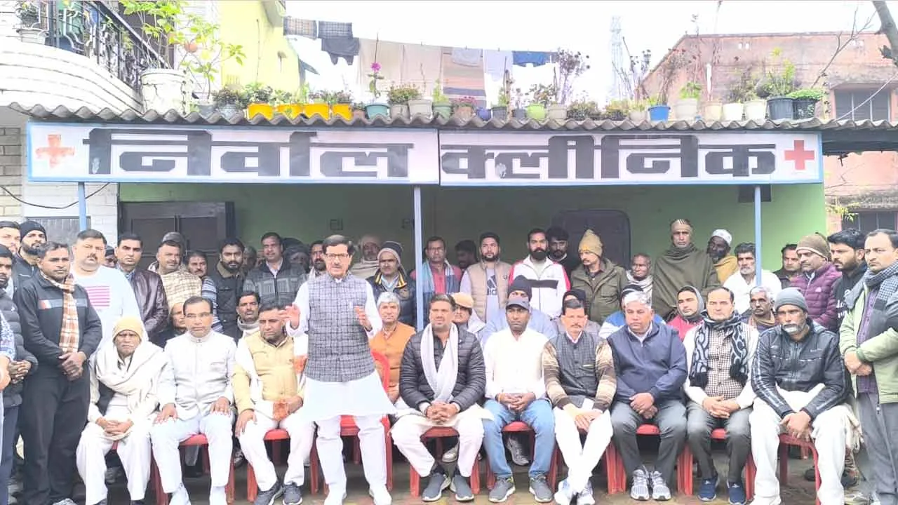 मोरना चीनी मिल के विस्तारिकरण पर भाजपाईयों ने किया मिष्ठान वितरण