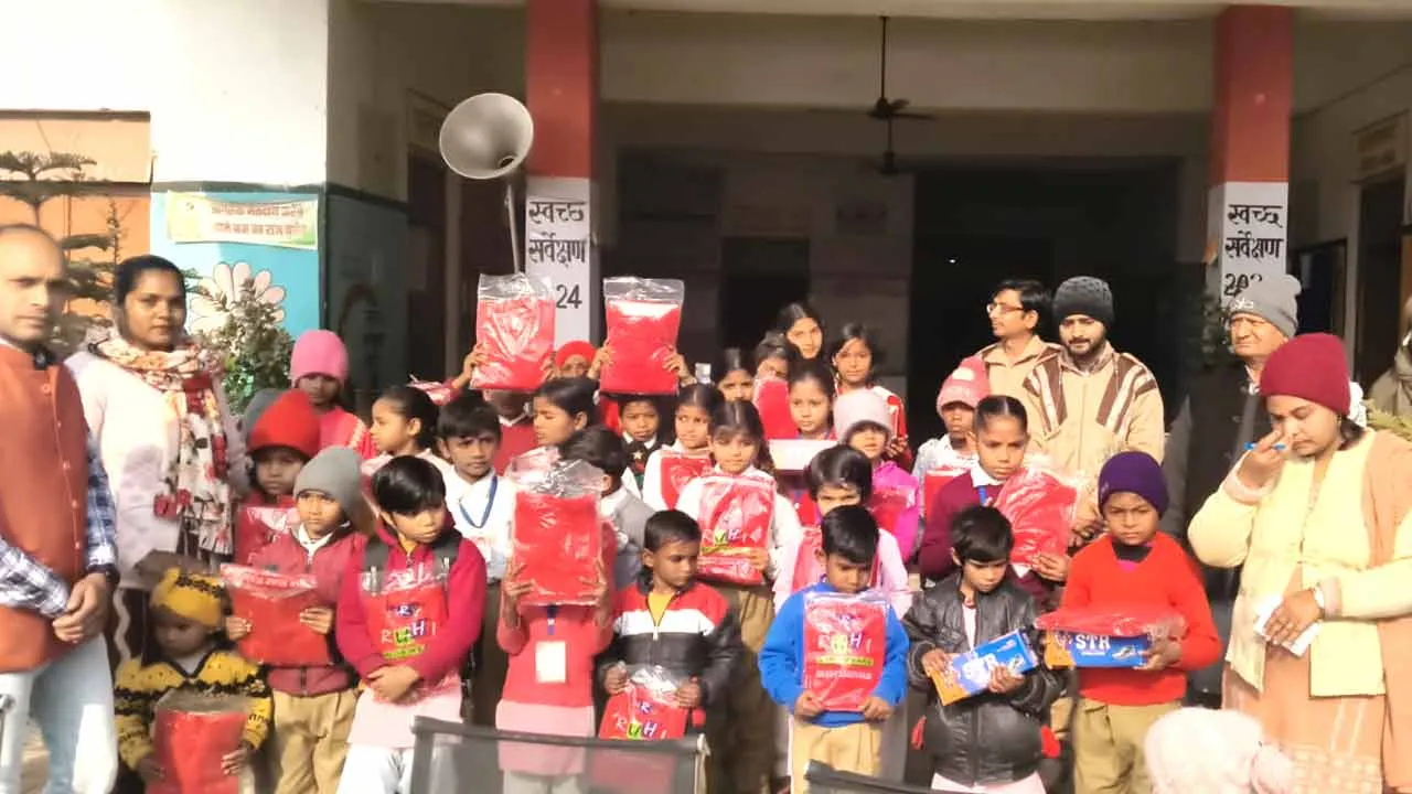 Welfare Works: डेरा सच्चा सौदा के सेवादारों ने जरूरतमंद स्कूली बच्चों को वितरित किए जर्सी और जूते