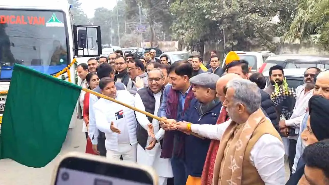 केंद्रीय राज्य मंत्री कृष्णपाल गुर्जर ने स्वास्थ्य सुविधाओं से लेस दो बसों को हरी झंडी दिखाकर रवाना किया