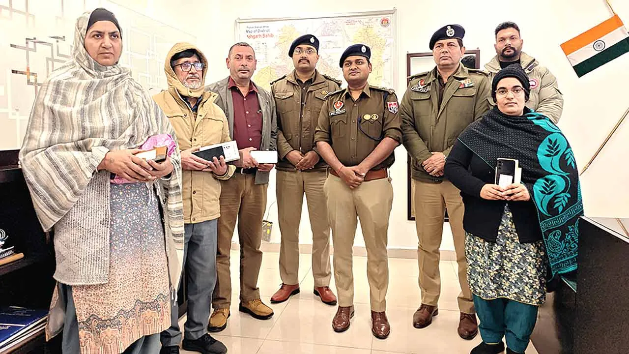 Fatehgarh Sahib Police: फतेहगढ़ साहिब पुलिस ने 142 चोरी व गुम हुए मोबाइल फोन बरामद कर असली मालिकों को सौंपे
