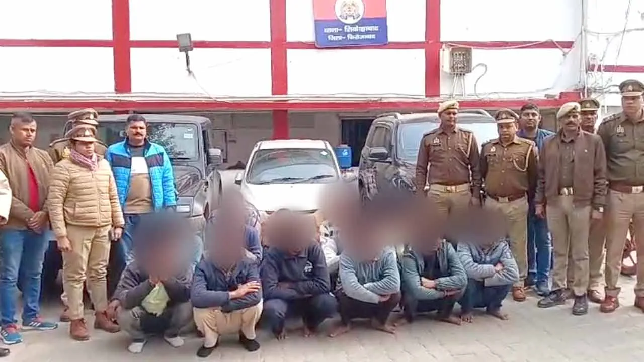 शिकोहाबाद पुलिस ने ट्यूबबैल पर पकड़ा लाखों का जुआ, 20 जुआरी पकड़े गए