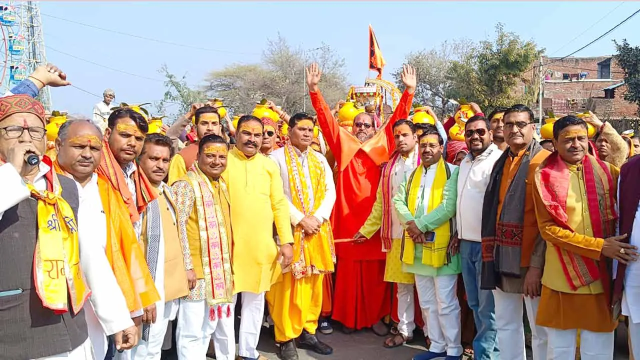 हिन्दू सम्मेलन के माध्यम से दिया गया हिंदू एकता पर जोर, भगवा रंग में दिखा कस्बा
